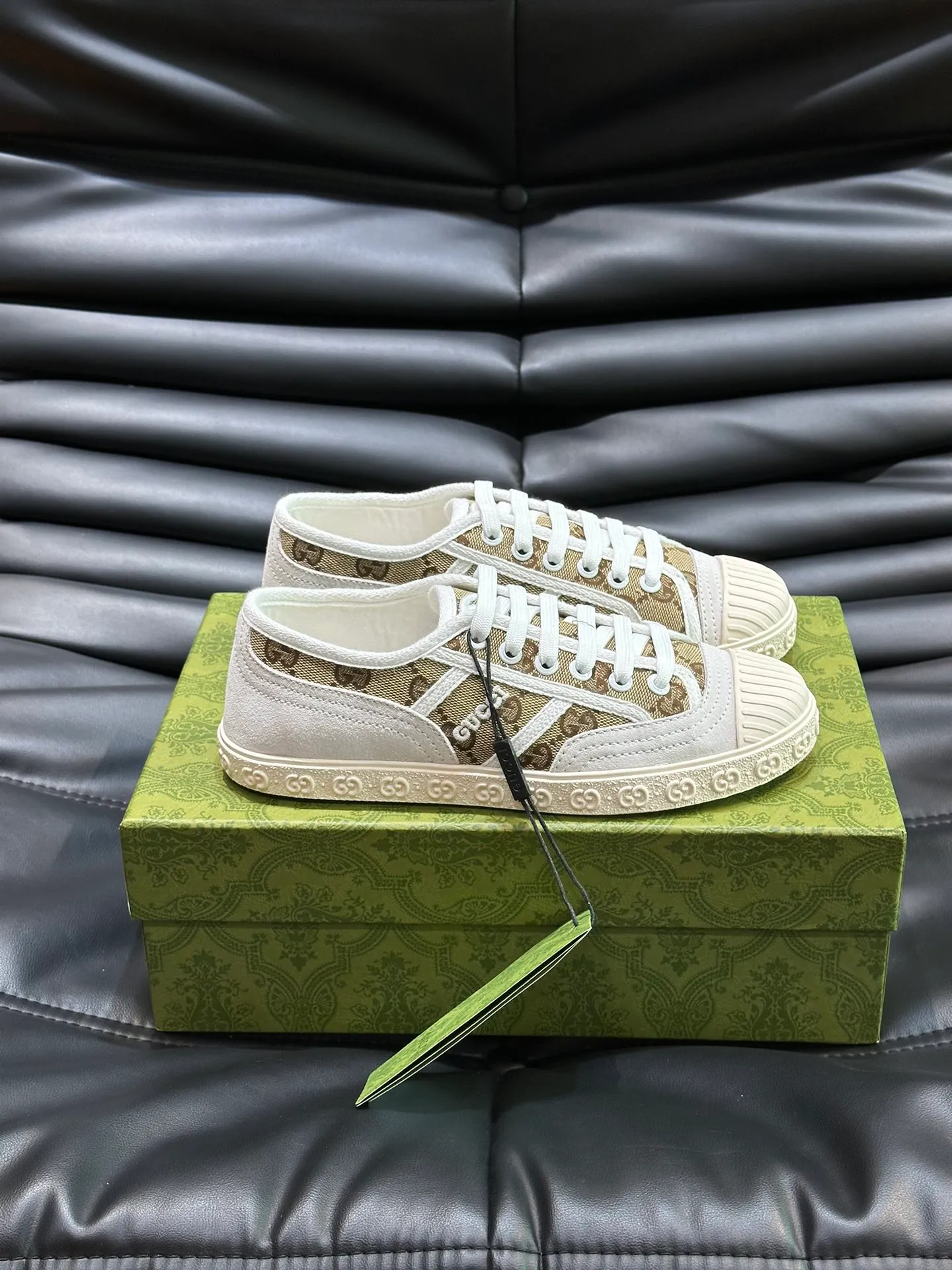 Men's shoes 💰p380 "GUCC*" Couple style 👫 lace-up canvas sneakers, crafted from light blue GG denim fabric, showing uniqueness. Classic details such as the GG printed embossed outsole, interlocking G and "Gucci" embroidery add to the glamorous style. Privately-made T men's shoes 💰pU original outsole, with exquisite details, impeccable fit, and a flat toe that has a retro feel! Customized canvas, classic double G logo, and the spring and summer color combinations are also very interesting! Size: Female 35-39. Male 38-44